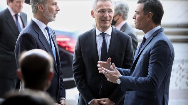 (I-D) El Rey Felipe VI; el secretario general de la OTAN, Jens Stoltenberg y el presidente del Gobierno, Pedro Sánchez, a su llegada al Teatro Real para participar en la conmemoración del 40º Aniversario del ingreso de España en la OTAN a 30 de mayo de 2022, en Madrid (España). Este acto tiene lugar justo el mismo día en que se produjo formalmente la entrada de España en la OTAN.Los días 29 y 30 de mayo Madrid acoge la Cumbre de la OTAN, 25 años después de la última reunión de los líderes de la OTAN en suelo español en 1997. El compromiso de España con la OTAN se manifiesta en su participación de la mayoría de las misiones de la organización, y lo hace con más de 900 efectivos. 30 MAYO 2022;OTAN;DEFENSA;INGRESO;ESPAÑA;ANIVERSARIO;0 ANIVERSARIO;ALIANZA ATLANTICA;CUMBRE;EUROPA EUROPA PRESS/E. Parra. POOL 30/05/2022