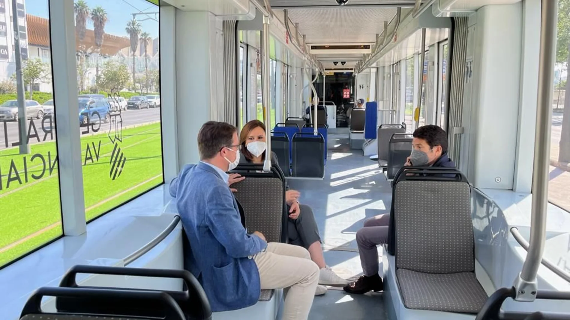 María José Catalá con los concejales Giner y Mundina, en la Línea 10 de Metro Valencia