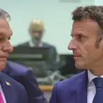 El presidente francés Emmanuel Macron, junto al primer ministro de Hungría, Viktor Orban, en la cumbre de Bruselas