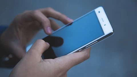 Una persona con un teléfono móvil