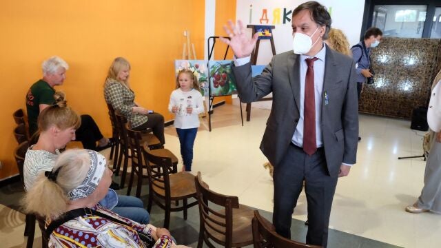 El alcalde de Salamanca, Carlos García Carbayo, visita a las personas refugiadas de Ucrania en el Albergue Lazarillo de Tormes