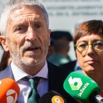 El ministro del Interior, Fernando Grande-Marlaska, atiende a la prensa durante su visita las obras del nuevo cuartel de la Guardia Civil