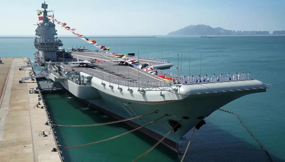 El segundo portaaviones de China, el Shandong (Tipo-002), el primero de construcción nacional