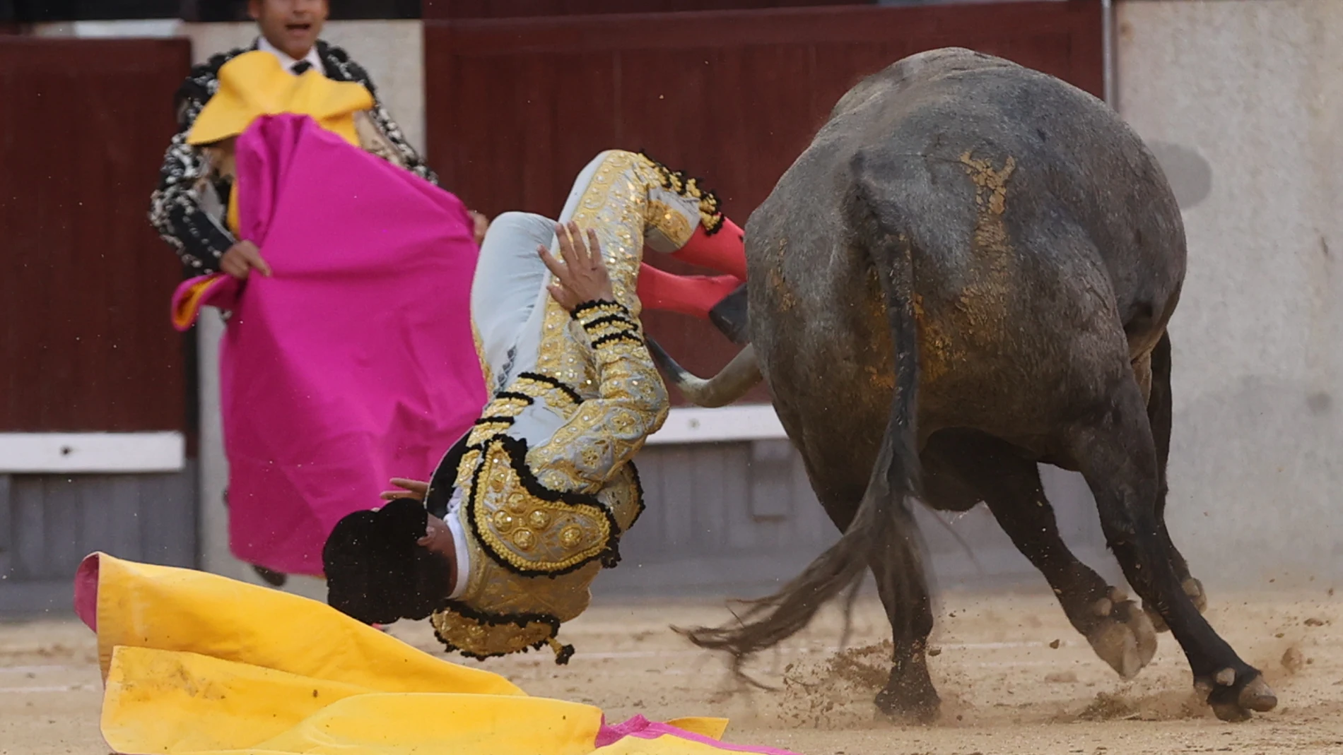 MADRID, 31/05/2022.- El diestro Gómez del Pilar sufre una cogida durante la corrida de la Feria de San Isidro celebrada este martes en la plaza de toros de Las Ventas, en Madrid. EFE/Kiko Huesca