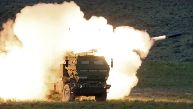 Imagen del lanzamiento de un misil HIMARS como el que EEUU enviará a Ucrania