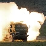 Imagen del lanzamiento de un misil HIMARS como el que EEUU enviará a Ucrania