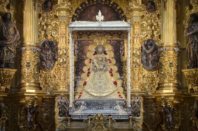 La virgen del Rocío en su ermita ya vestida de pastora. HERMANDAD MATRIZ DE ALMONTE (Foto de archivo)