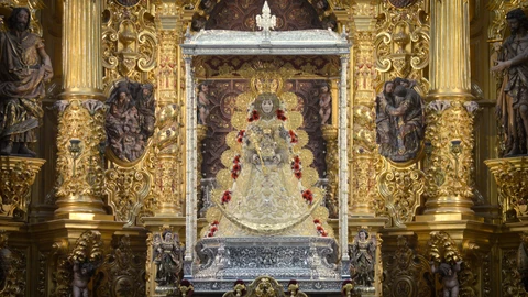 La virgen del Rocío en su ermita ya vestida de pastora. HERMANDAD MATRIZ DE ALMONTE (Foto de archivo)