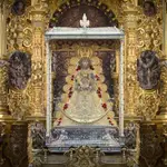 La virgen del Rocío en su ermita ya vestida de pastora. HERMANDAD MATRIZ DE ALMONTE (Foto de archivo)