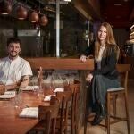 Mario y Charlotte, cocineros en el restaurante Comparte Bistro