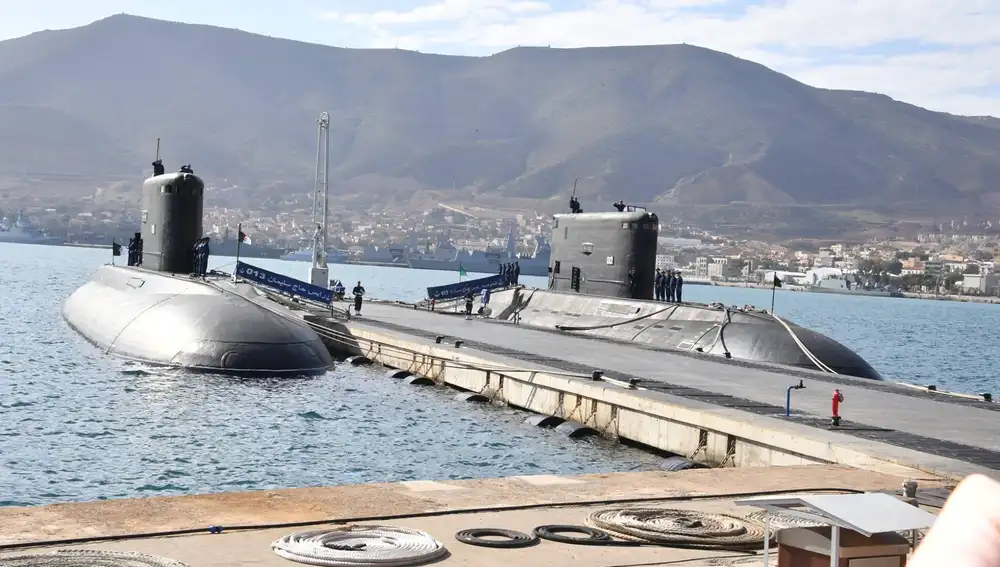 Submarinos de la clase Kilo de la Marina argelina en Mers el-Kébir (Oran). El Hadj Slimane (013), Rais Hadj Mubarek (012).