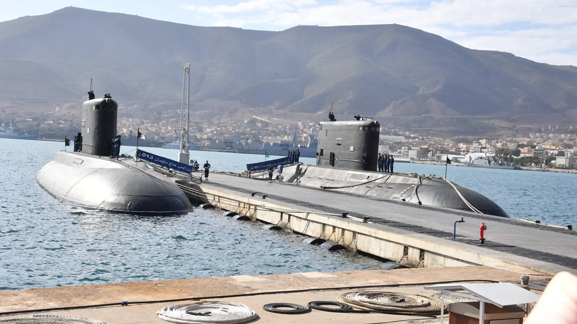 Submarinos de la clase Kilo de la Marina argelina en Mers el-Kébir (Oran). El Hadj Slimane (013), Rais Hadj Mubarek (012).