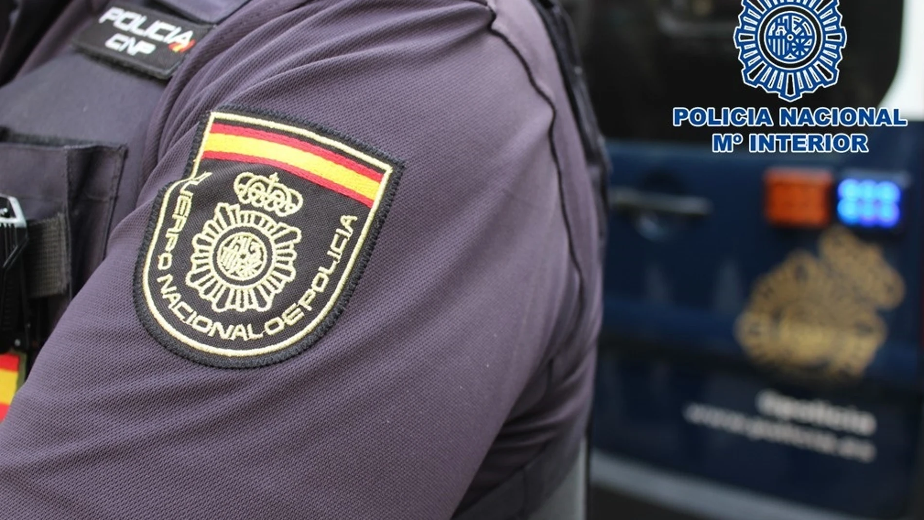 Un agente de la Policía Nacional