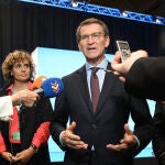 El presidente del PP, Alberto Núñez Feijóo (d), comparece ante la prensa durante el congreso del PP Europeo en Róterdam (Países Bajos) junto a los eurodiputados Esteban González Pons (2i) y Dolors Montserrat.