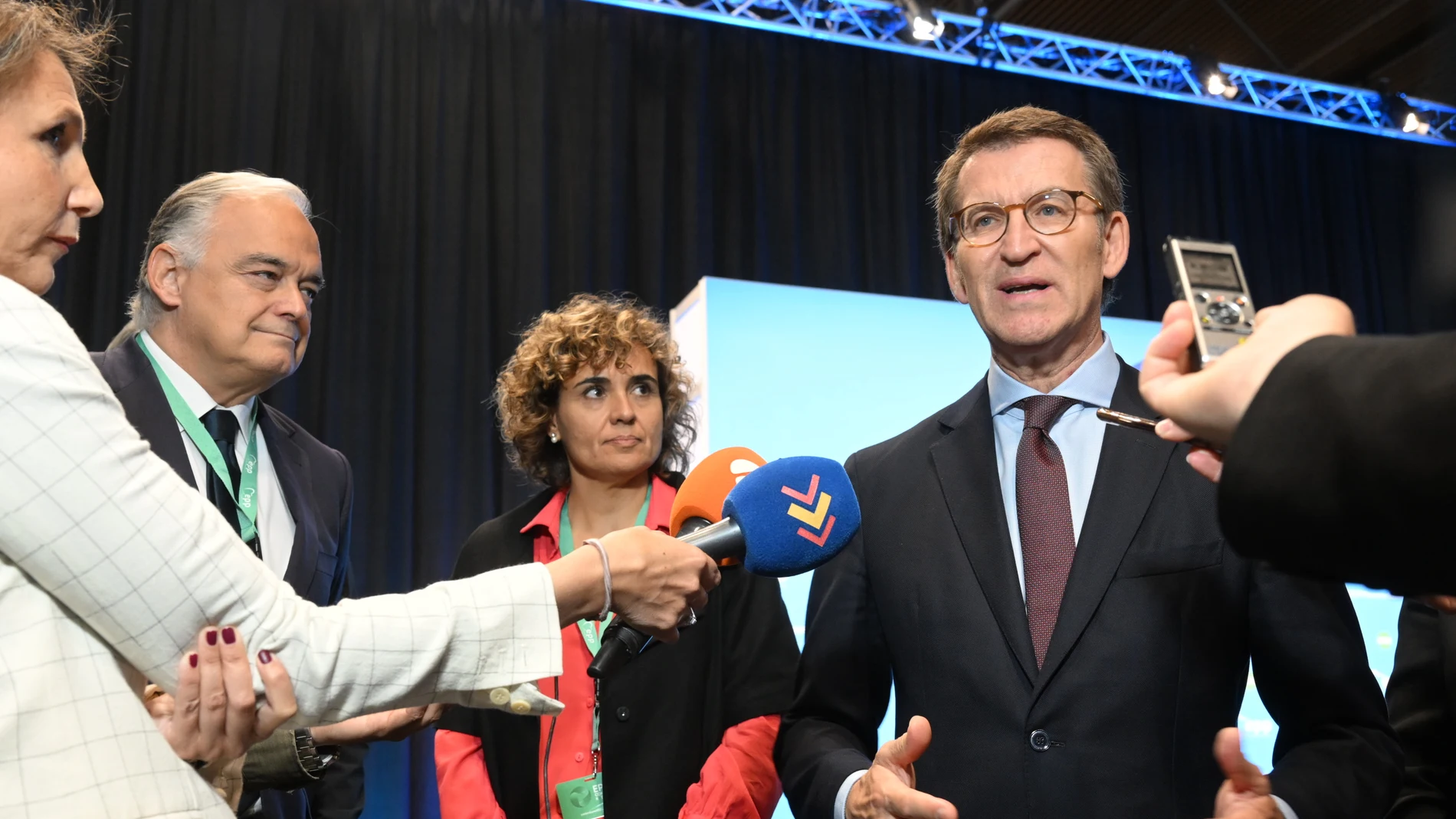 El presidente del PP, Alberto Núñez Feijóo (d), comparece ante la prensa durante el congreso del PP Europeo en Róterdam (Países Bajos) junto a los eurodiputados Esteban González Pons (2i) y Dolors Montserrat.