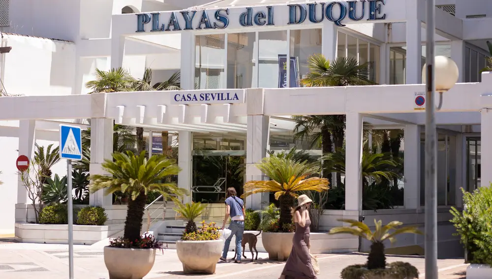 Fachada de la Urbanización Playas del Duque en Puerto Banús, Marbella (Málaga), donde el domingo pasado encontraron muerta en su domicilio a la exprincesa de Catar Kasia Gallanio