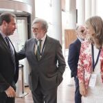 El presidente de CEOE Castilla y León, Santiago Aparicio, saluda al alcalde de Valladolid, Óscar Puente, en presencia de la presidenta de la patronal vallisoletana, Ángela de Miguel
