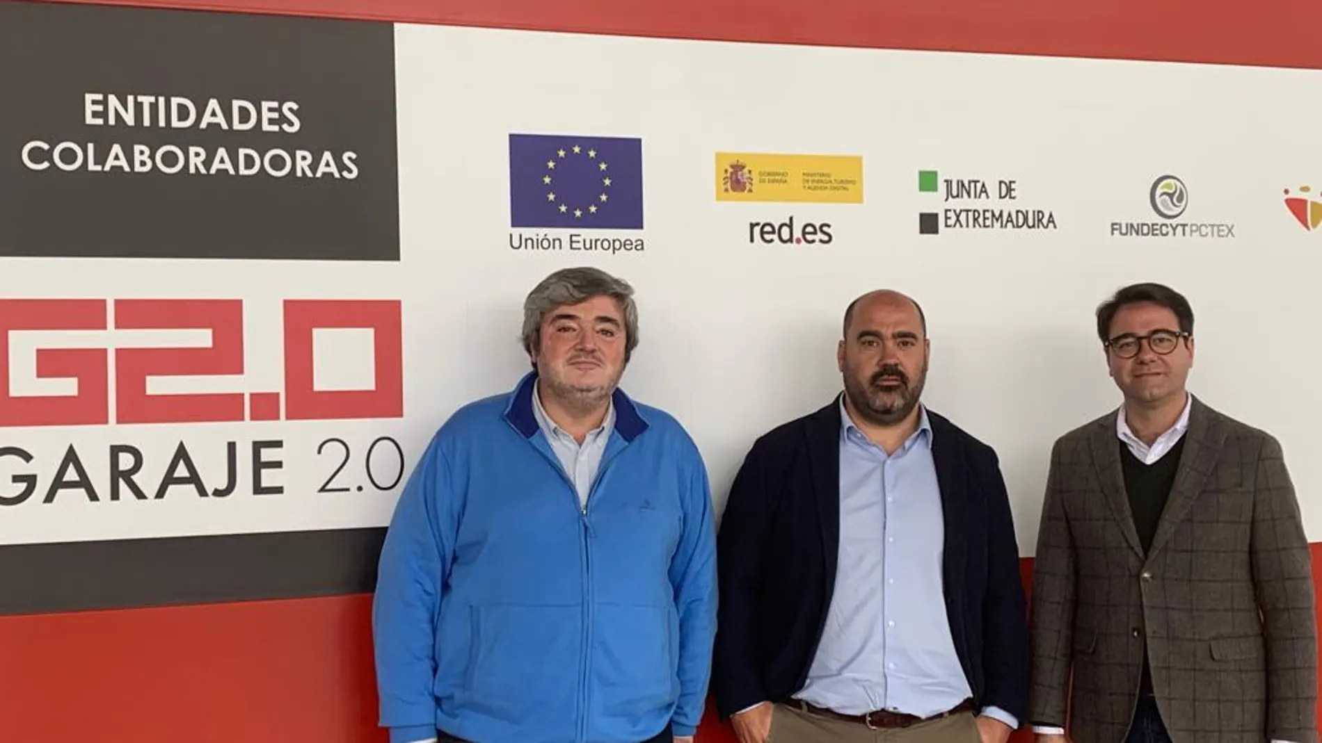 De izquierda a derecha, Jesús Torrecilla, Director de la Escuela Politécnica de la Universidad de Extremadura; Juan Carlos Rubio, Director de OGA; y Francisco Pizarro, Director de Desarrollo de Negocio de Fundecyt Parque Científico Tecnológico de Extremadura, juntos en el Edificio Garaje 2.0, del Centro de Conocimiento de Cáceres, donde OGA ha abierto oficina para desarrollar con estas entidades diversos proyectos de investigación y actividades de formación.