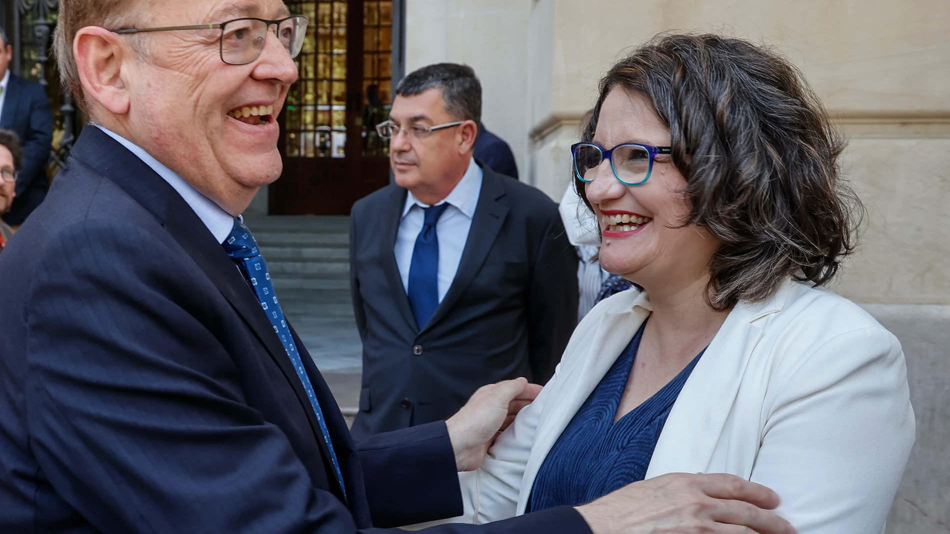 El presidente de la Generalitat valenciana, Ximo Puig, junto a Mónica Oltra