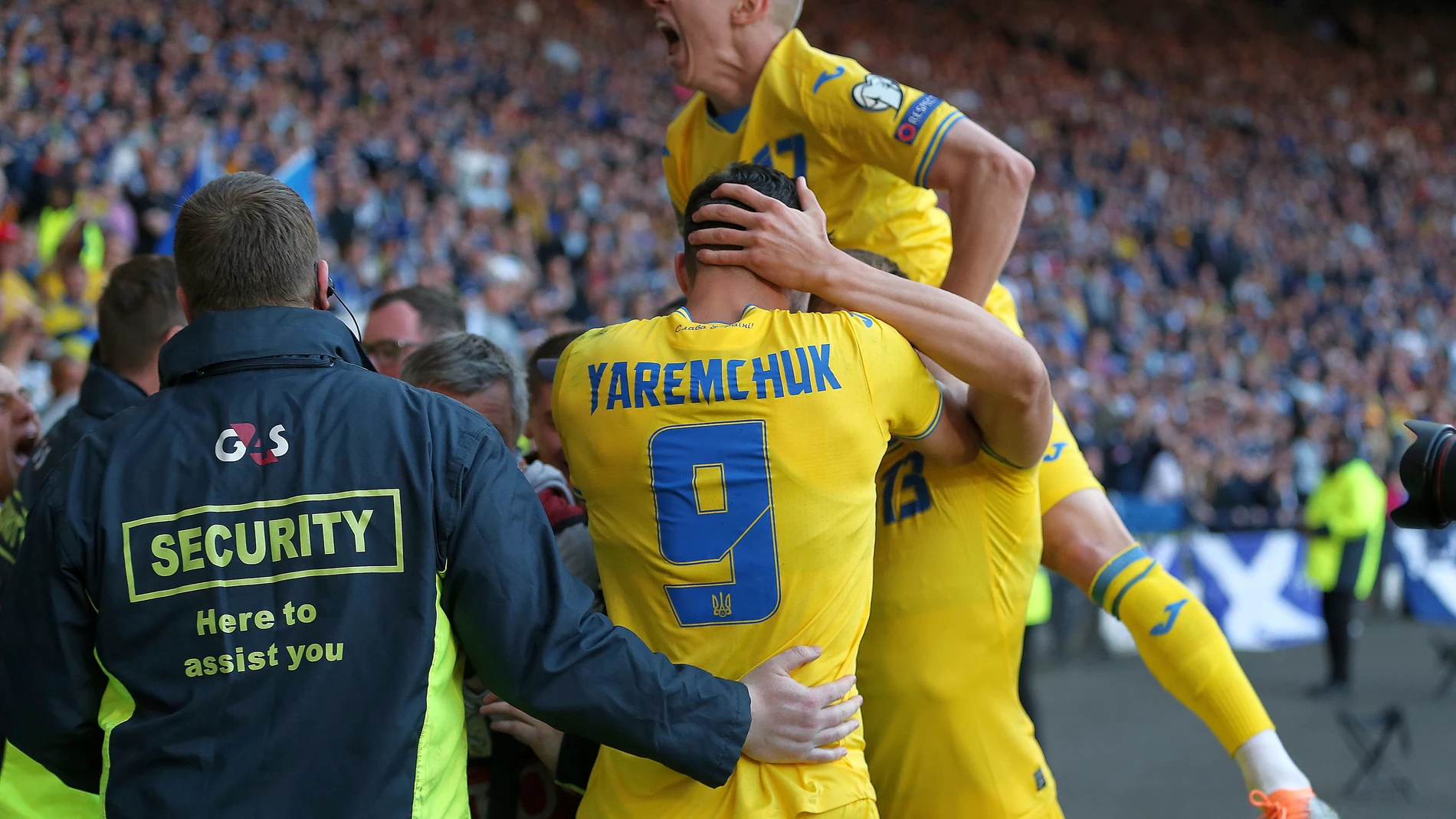 Yaremchuk y Zinchenko celebran con rabia el segundo gol de Ucrania ante Escocia en Hampden Park
