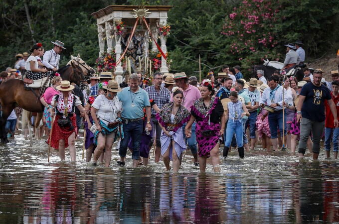 Romeros de diferentes hermandades pasan por el Vado del Quema, situado en el cruce del río Guardiamar