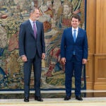 El Rey Felipe VI (i) y el presidente de la Junta de Castilla y León, Alfonso Fernández Mañueco
