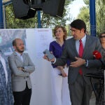 El consejero de Medio Ambiente visita el sistema de bombeo de aguas residuales en Villamuriel de Cerrato (Palencia), acompañado entre otros por la presidenta de la Diputación de Palencia, Ángeles Armisén