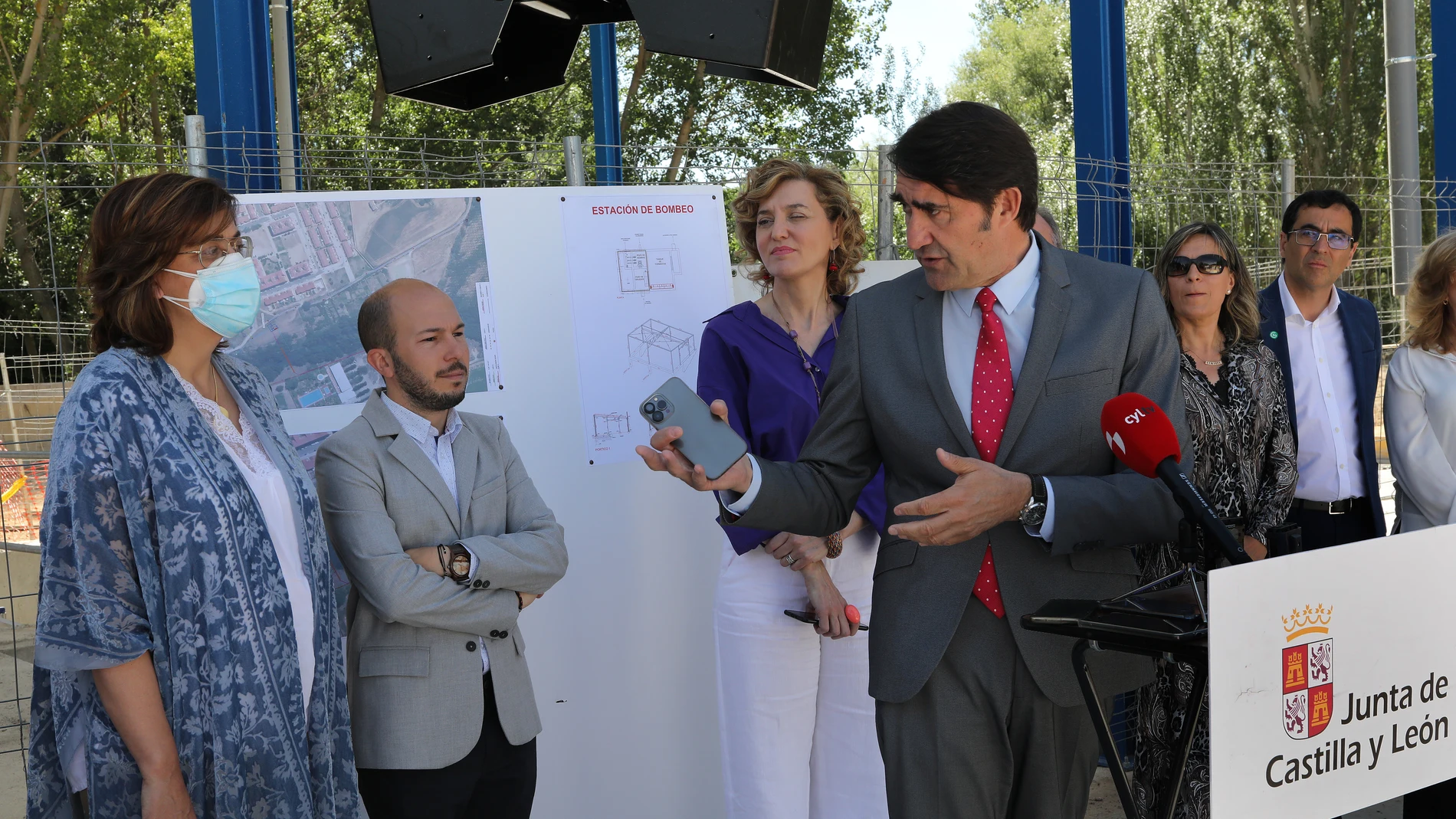 El consejero de Medio Ambiente visita el sistema de bombeo de aguas residuales en Villamuriel de Cerrato (Palencia), acompañado entre otros por la presidenta de la Diputación de Palencia, Ángeles Armisén