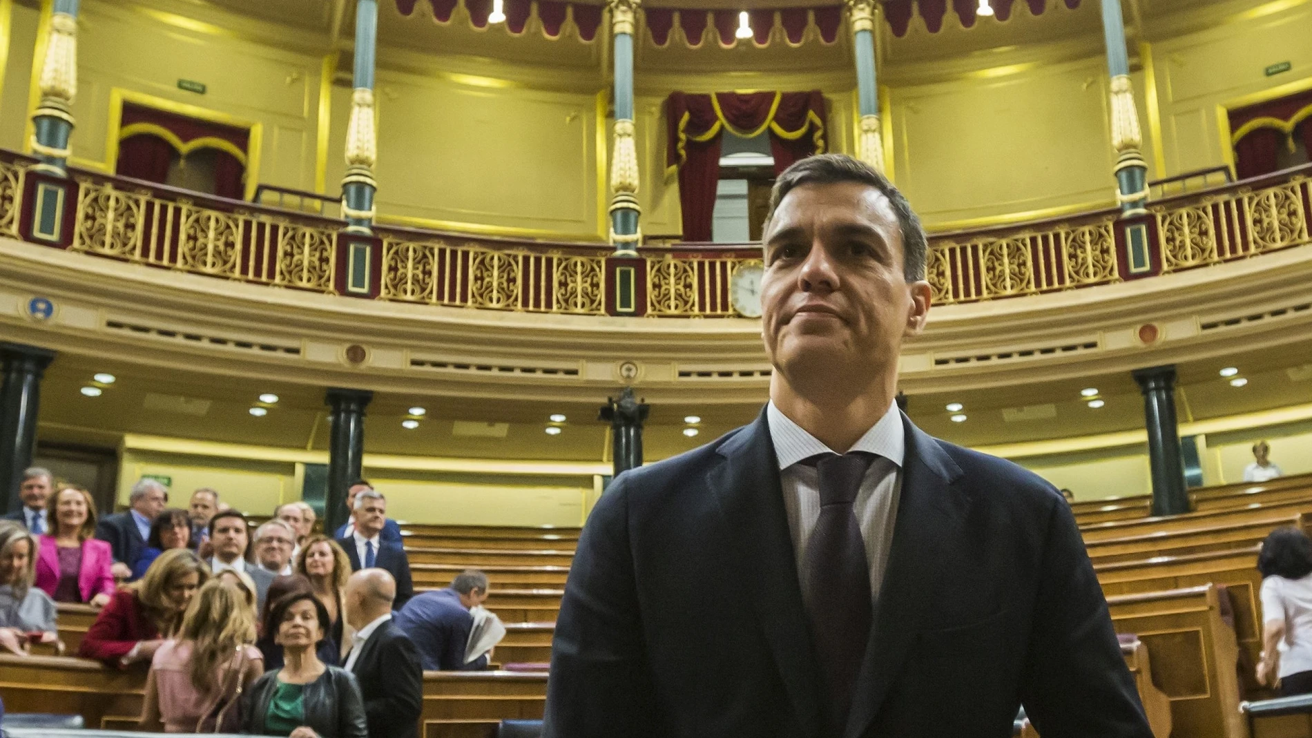Pedro Sánchez posa ante los fotógrafos tras ganar la moción de censura