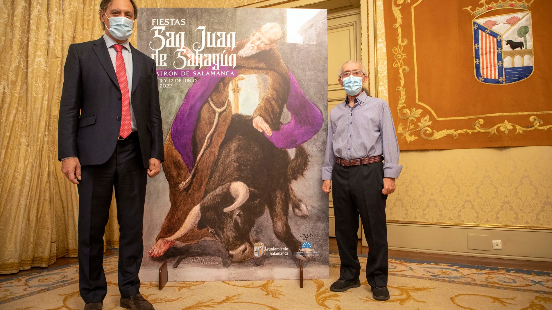 El alcalde de Salamanca, Carlos García Carbayo, presenta el programa y el cartel de las fiestas de San Juan de Sahagún. junto a su autor Jerónimo Prieto