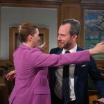 La primera ministra danesa, Mette Frederiksen, y el líder de la oposición, Jakob Ellemann-Jensen, se abrazan por el resultado del referéndum