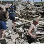 Varias personas en un edificio bombardeado en Sloviansk, Ucrania
