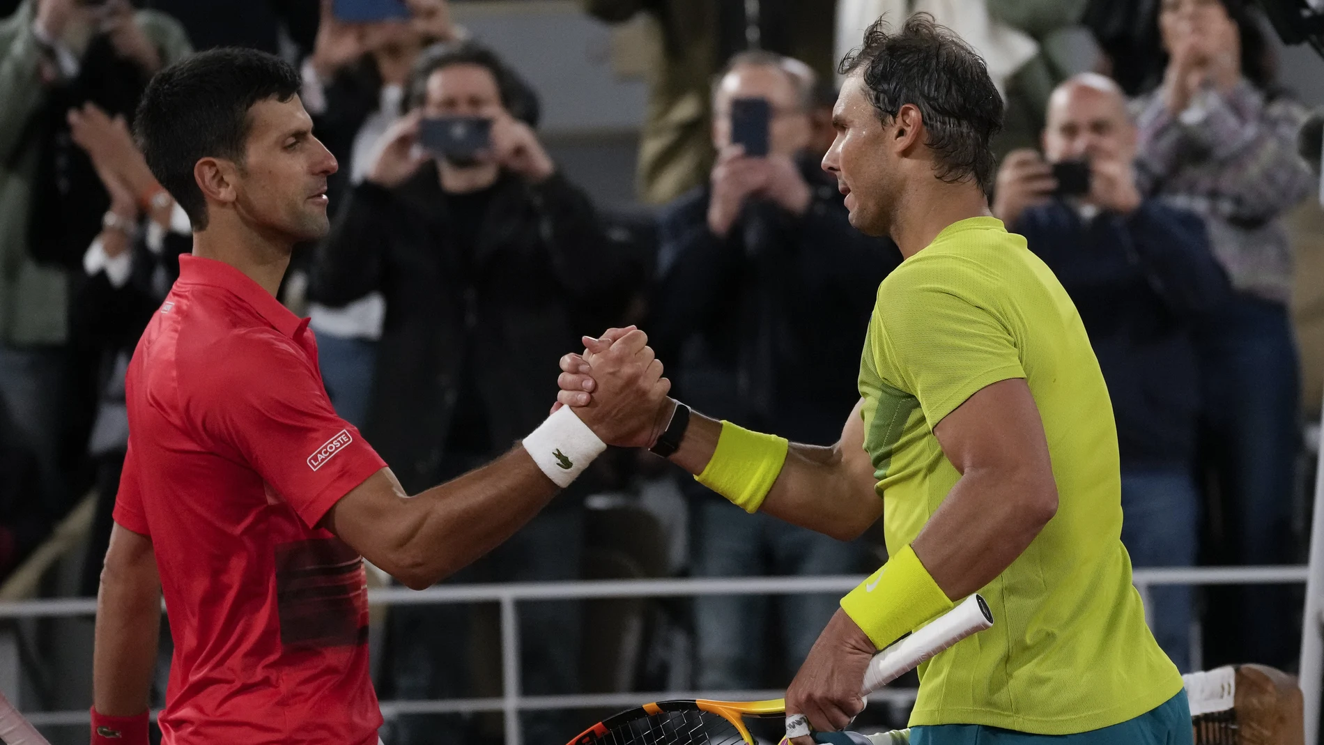 Novak Djokovic y Rafa Nadal se saludan después del partido de cuartos que jugaron en Roland Garros