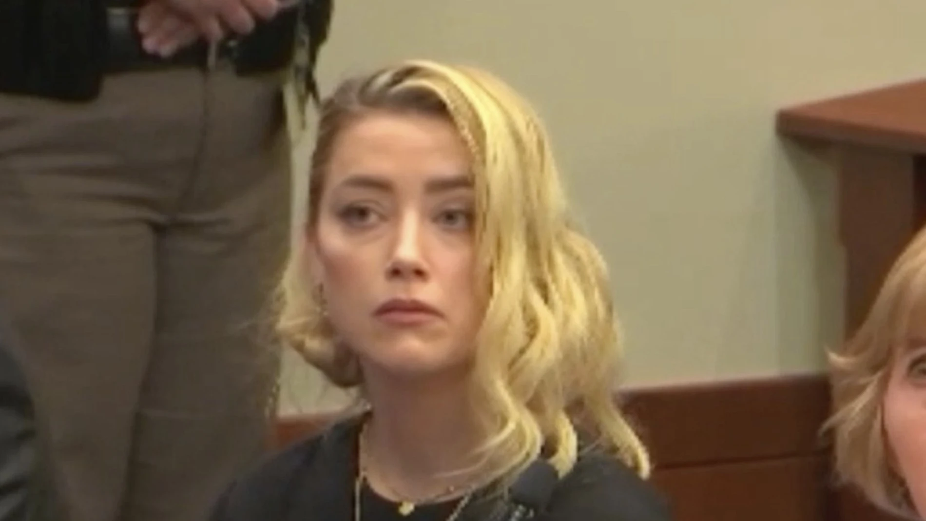 Amber Heard reacciona así tras escuchar la sentencia que la considera culpable del delito de difamación contra Depp