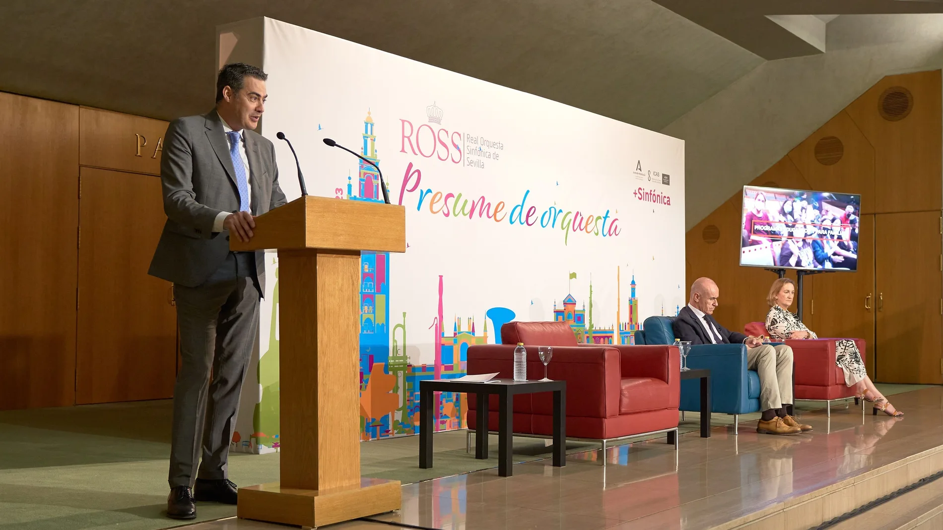El director gerente de la ROSS, Pedro Vázquez, presenta la temporada acompañado del alcalde de Sevilla, Antonio Muñoz