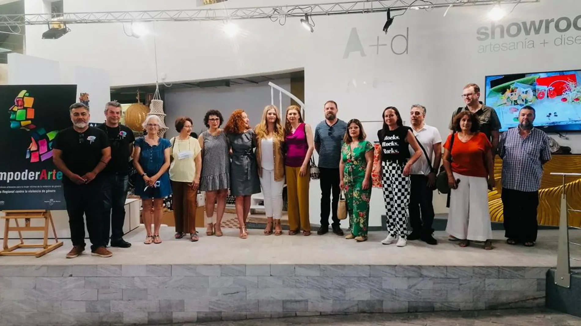 La directora general de Consumo y Artesanía, Sonia Moreno, con los colaboradores en el programa ‘Empoderarte'