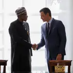 El presidente del Gobierno, Pedro Sánchez (d), y el presidente de la República Federal de Nigeria, Muhammadu Buhari (i)