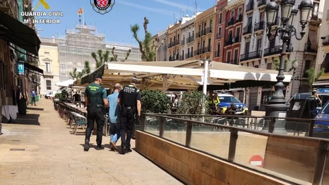 Imágenes de los agentes durante la detención
