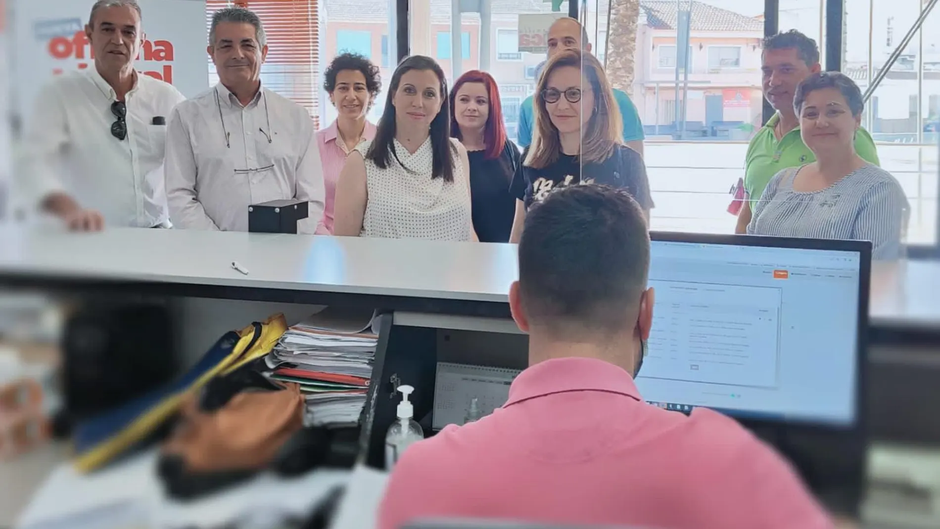 Los grupos de PSOE y Cs en Ceutí presentando la moción de censura en la secretaría general del Ayuntamiento