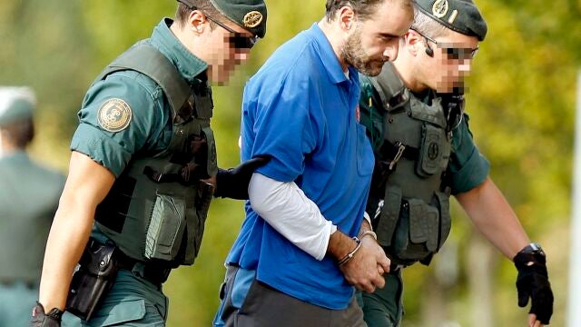 La Guardia Civil española halló explosivos y armas en una lonja de la ciudad vasca de San Sebastián, en el norte de España. Uno de los detenidos, Javier Atristain, con las agentes de la Guardia Civil durante el registro.