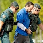 La Guardia Civil española halló explosivos y armas en una lonja de la ciudad vasca de San Sebastián, en el norte de España. Uno de los detenidos, Javier Atristain, con las agentes de la Guardia Civil durante el registro.