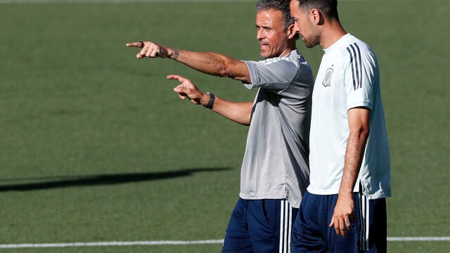 Luis Enrique da instrucciones a Busquets durante un entrenamiento