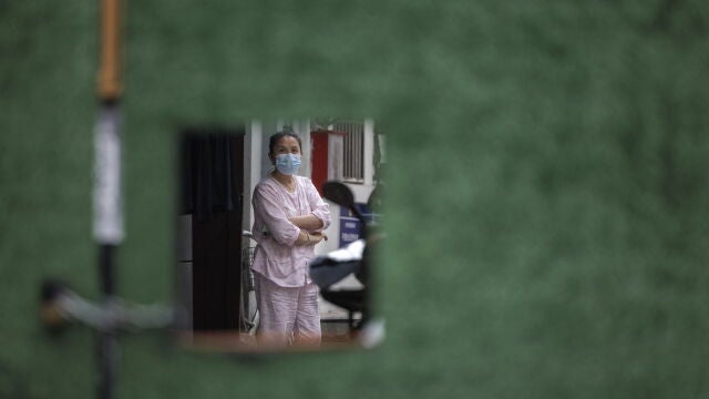 Una mujer ataviada con mascarilla permanece en cuarentena en Shangái, China. La gran mayoría de los 25 millones de habitantes de la metrópolis oriental china regresó a sus calles el pasado 1 de junio, después de que las autoridades pusieran fin a más de dos meses de un estricto confinamiento impuesto para atajar su peor rebrote de covid