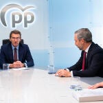 El presidente del PP, Alberto Núñez Feijóo ha preside la reunión del equipo económico de los populares en Génova