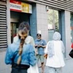 Varias personas pasan por delante de una oficina del Servicio Público de Empleo Estatal (Sepe), a 2 de junio de 2022, en Madrid (España).