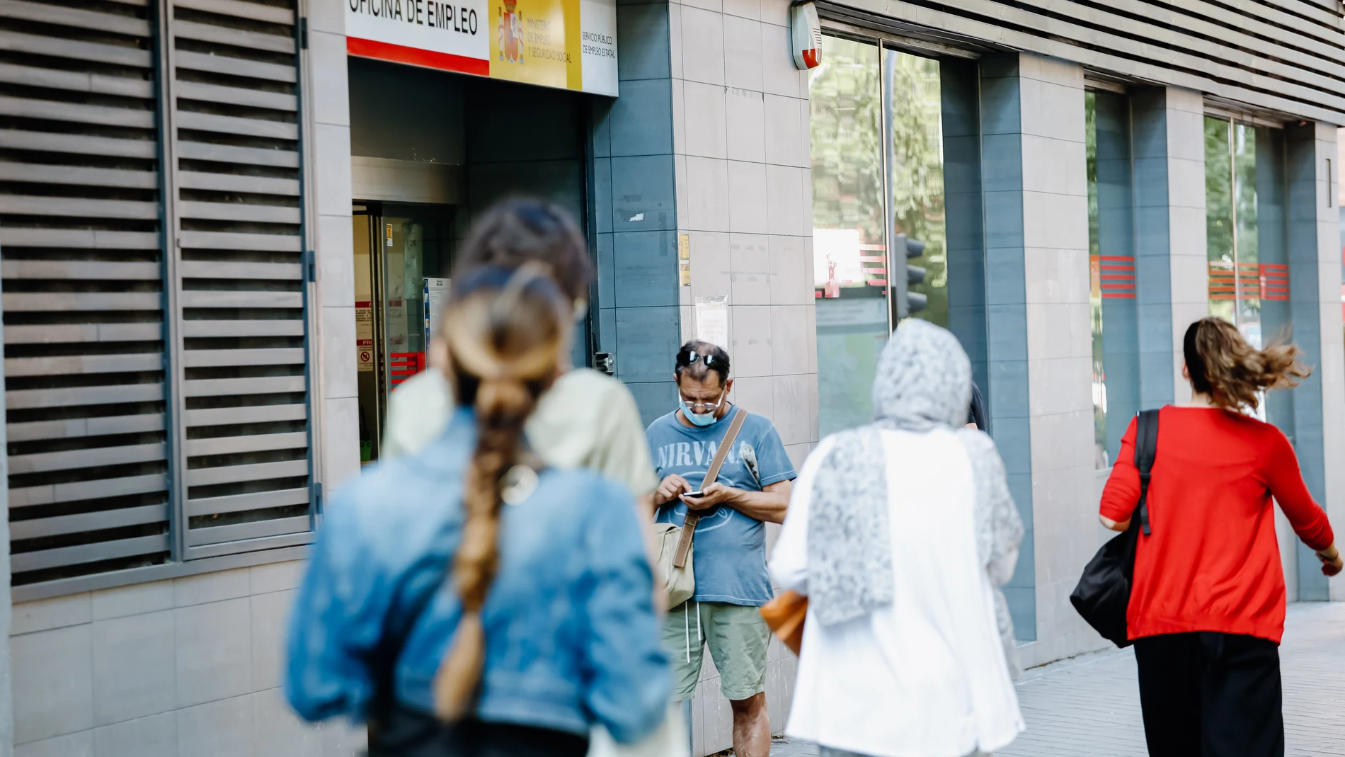 Varias personas pasan por delante de una oficina del Servicio Público de Empleo Estatal (Sepe), a 2 de junio de 2022, en Madrid (España).