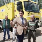 El consejero de Medio Ambiente, Vivienda y Ordenación del Territorio, Juan Carlos Suárez-Quiñones, hace entrega de siete camiones autobomba a los servicios territoriales de Medio Ambiente de Burgos, León, Palencia, Segovia, Soria y Valladolid