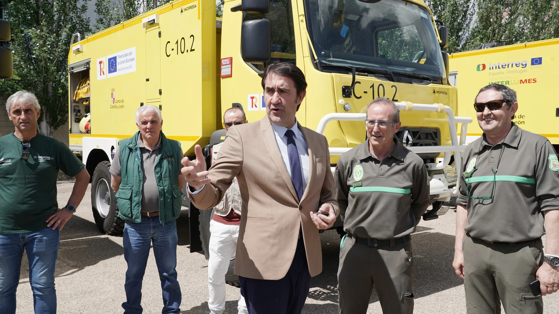 El consejero de Medio Ambiente, Vivienda y Ordenación del Territorio, Juan Carlos Suárez-Quiñones, hace entrega de siete camiones autobomba a los servicios territoriales de Medio Ambiente de Burgos, León, Palencia, Segovia, Soria y Valladolid