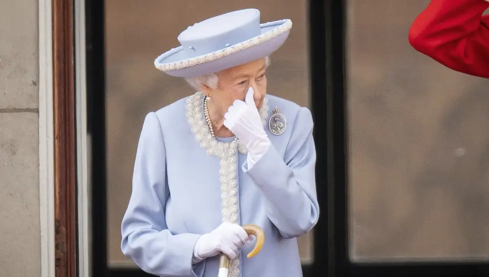 La reina Isabel II, que ha cumplido 70 años en el trono de Reino Unido (la monarca más longeva de la Corona), no pudo evitar emocionarse en el saludo hacia la multitud desde el Palacio de Buckingham. AP