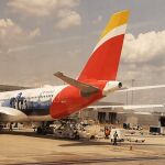El avión de Iberia que inauguró la ruta entre Madrid y Washington, ayer, en el aeropuerto de Dulles